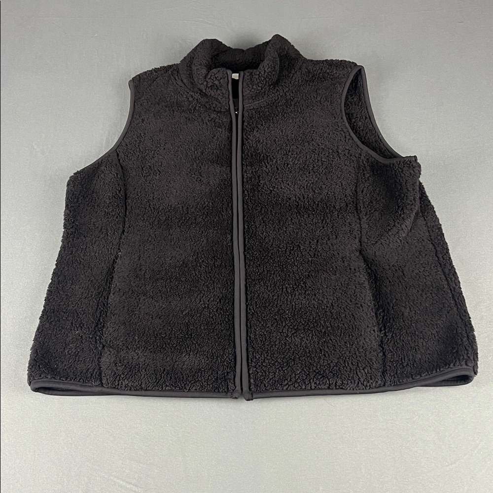 Croft‎ and Barrow Women's Petite Medium Black Fleece Vest with pockets